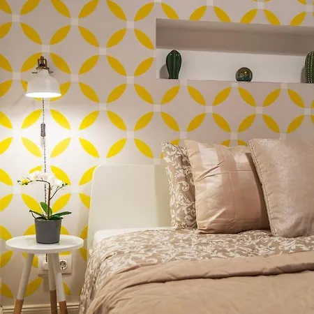 Quentin With Sauna Next To The New York Cafe