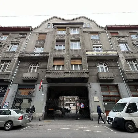 Quentin With Sauna Next To The New York Cafe *
