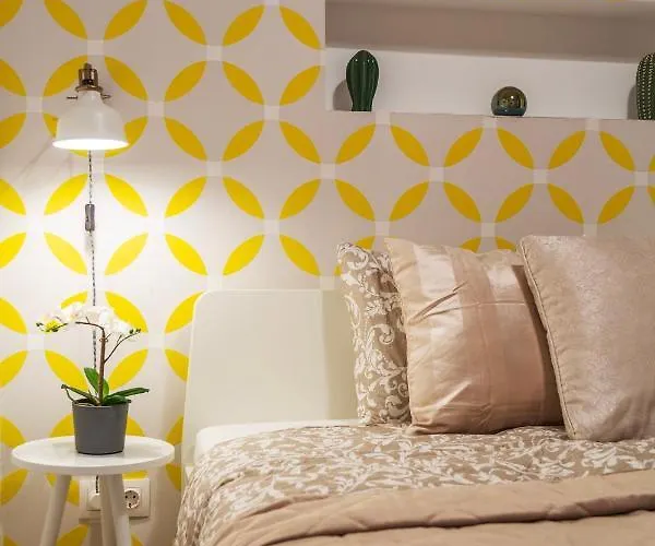 Quentin With Sauna Next To The New York Cafe